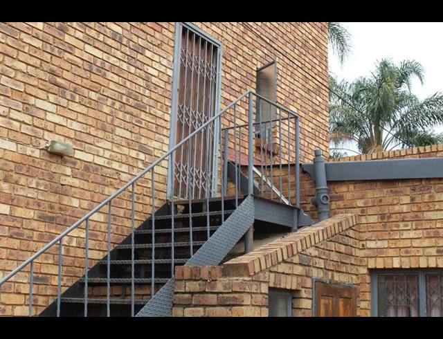 5 BEDROOM HOUSE FOR SALE IN PIERRE VAN RYNEVELD